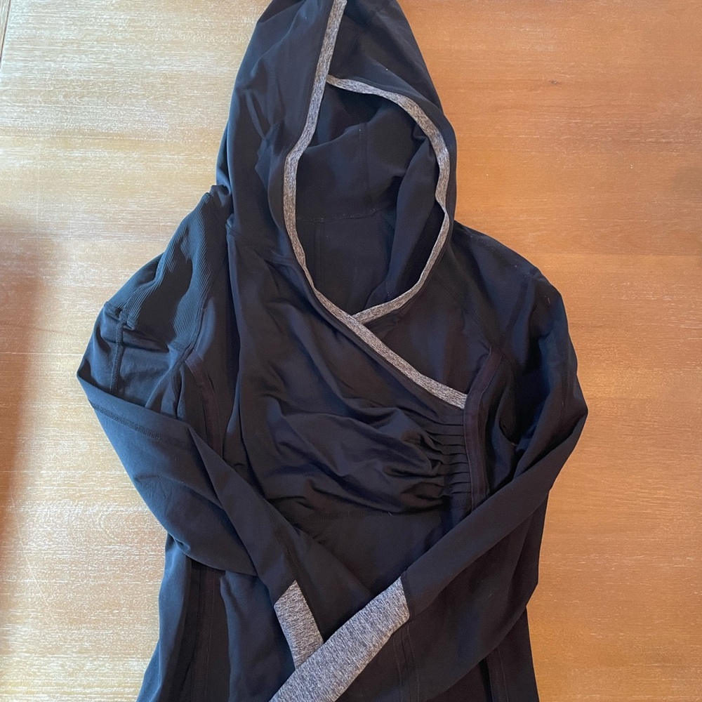 Black and Heather gray Lululemon pullover